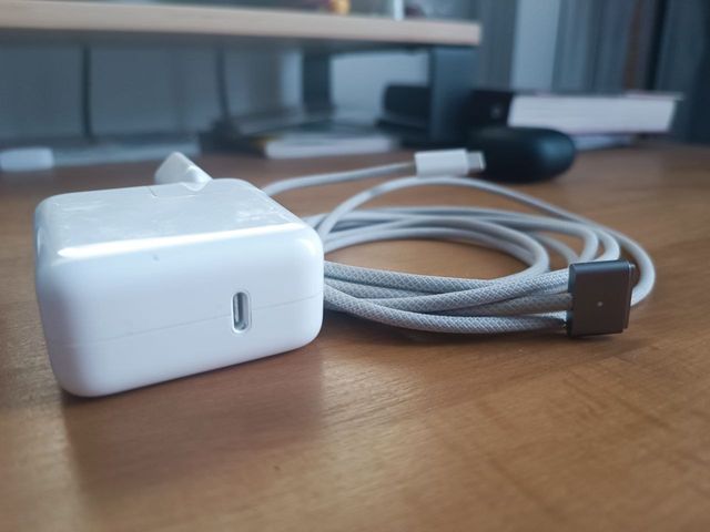 Adaptador 30W + Cable de USB‐C a MagSafe 3 (2 m)