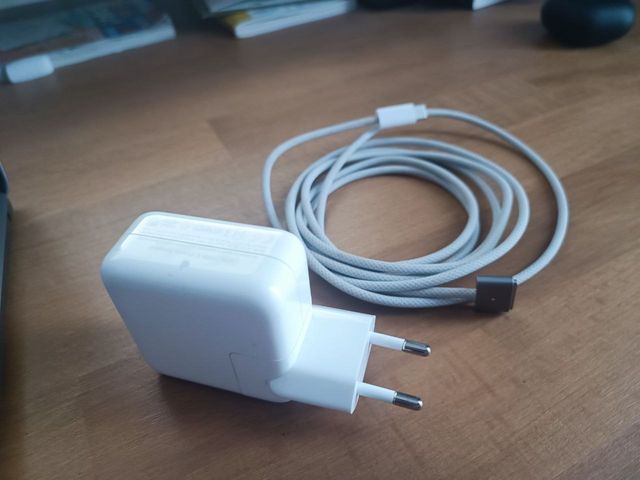 Adaptador 30W + Cable de USB‐C a MagSafe 3 (2 m)