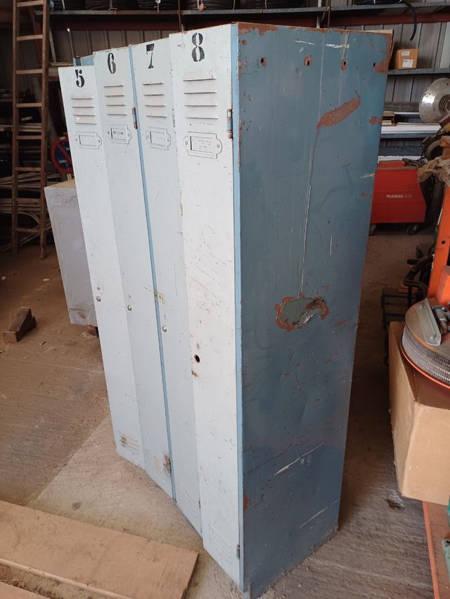 Taquilla metalica años 80. 4 puertas