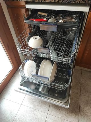 Lavavajillas lavaplatos.
