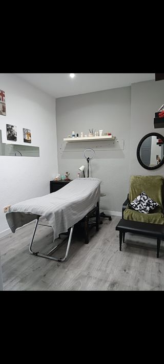 Se alquila cabina en peluqueria y puesto de uñas