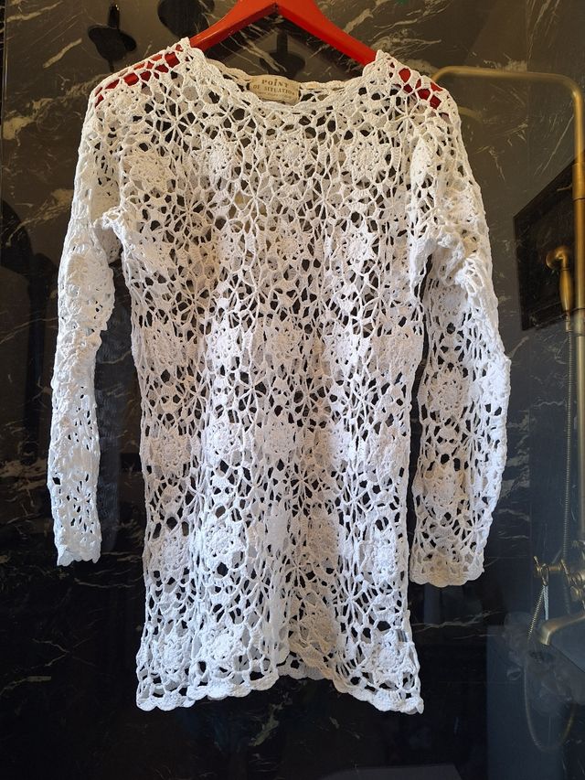 Vestido mini de crochet blanco.
