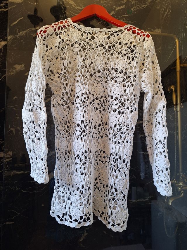 Vestido mini de crochet blanco.