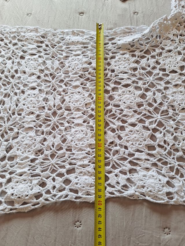 Vestido mini de crochet blanco.