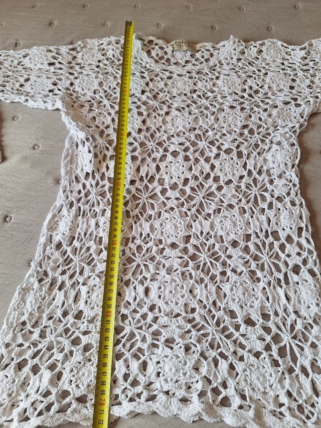 Vestido mini de crochet blanco.