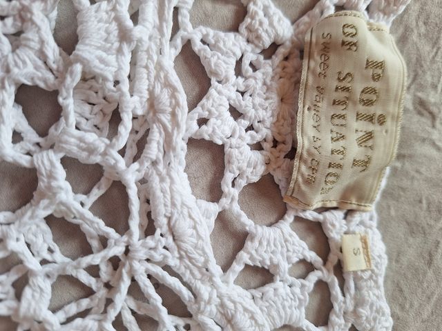 Vestido mini de crochet blanco.