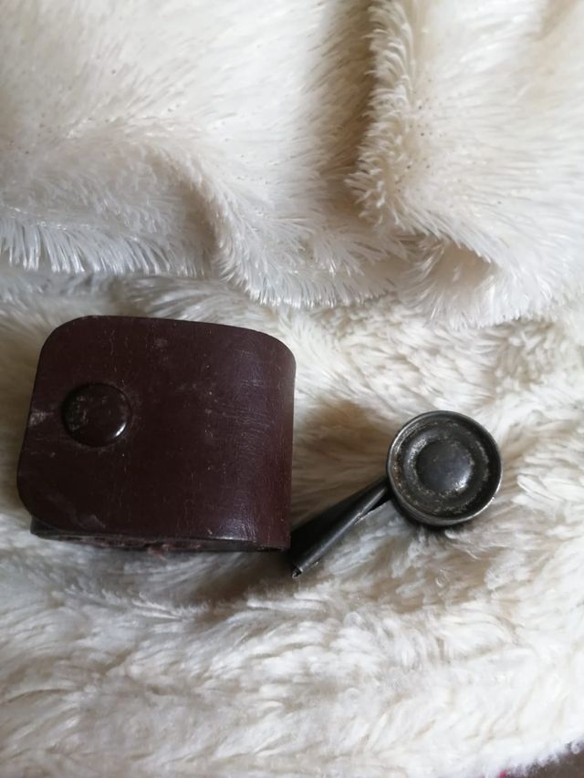 Silvato antiguo con su funda metal