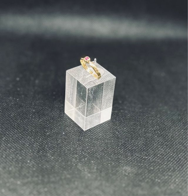 Anillo de oro con rubi