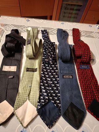 Corbatas de distintas marcas .