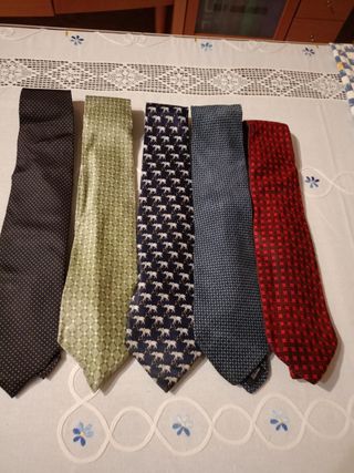 Corbatas de distintas marcas .