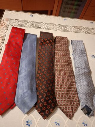 Corbatas de distintas marcas .