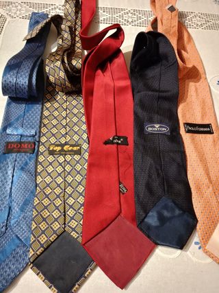 Corbatas de distintas marcas .