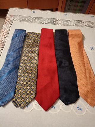 Corbatas de distintas marcas .