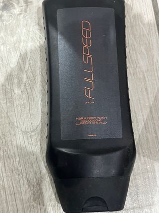 Bagnoschiuma e shampoo 2in1 e profumo Avon Uomo