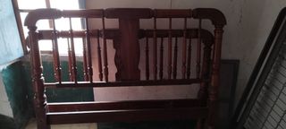 Cama antigua de madera
