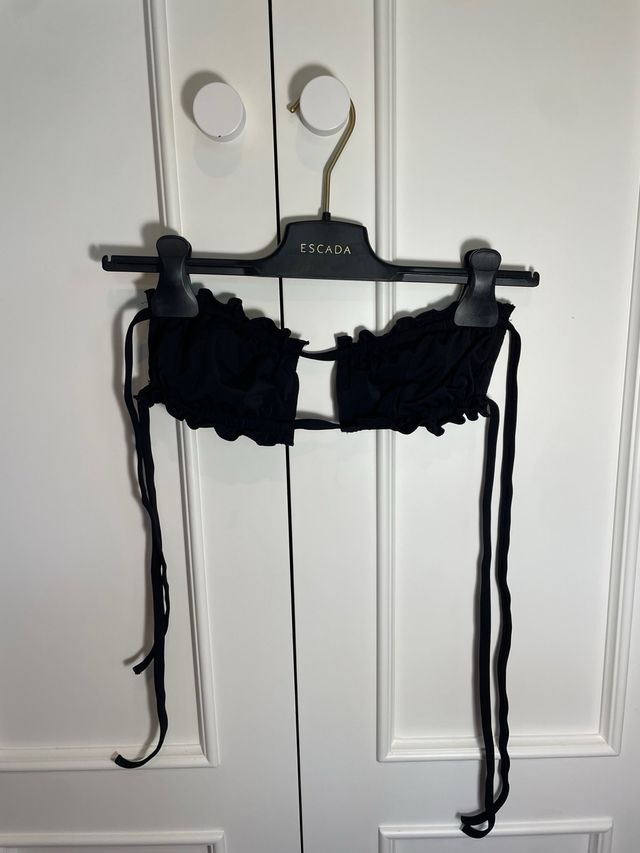 Bikini top negro y braguita azul claro