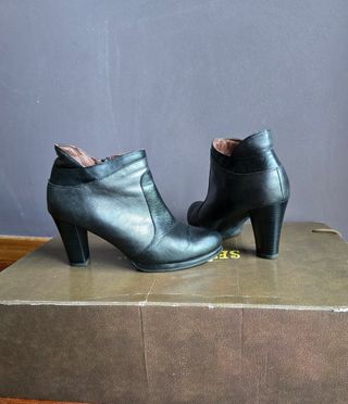Botin piel auténtica negro y gris
