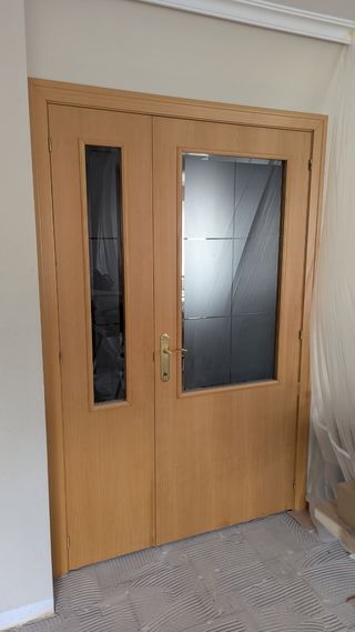 Puerta doble acristalada
