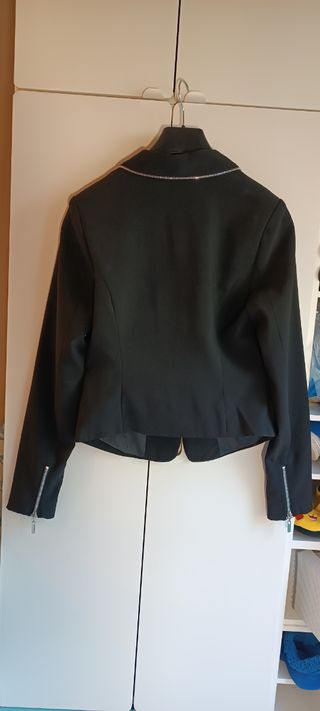 Americana negra con cremalleras