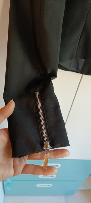 Americana negra con cremalleras