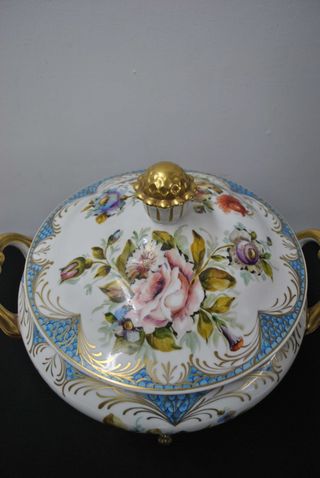 Antigua sopera de porcelana