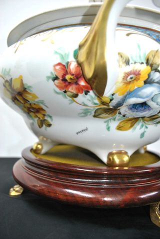 Antigua sopera de porcelana