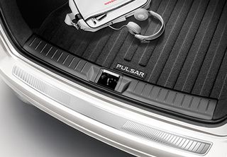 Nissan PULSAR C13,Protección superior del parachoq