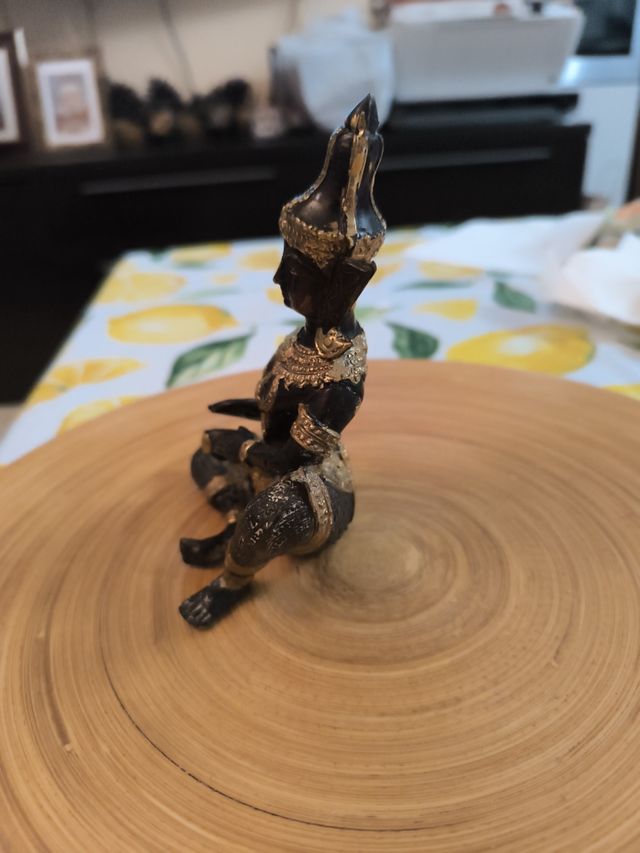 Antico Buddha tailandese in bronzo