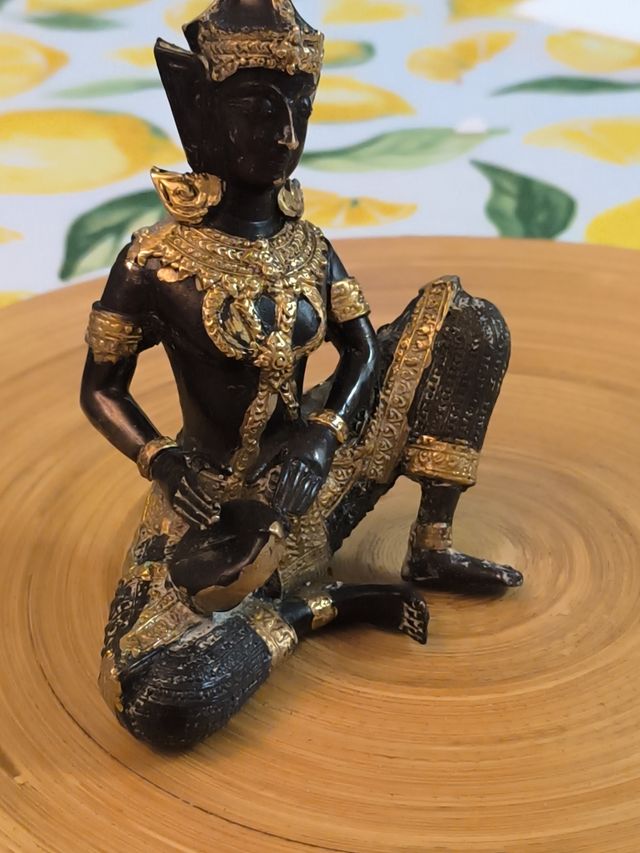 Antico Buddha tailandese in bronzo