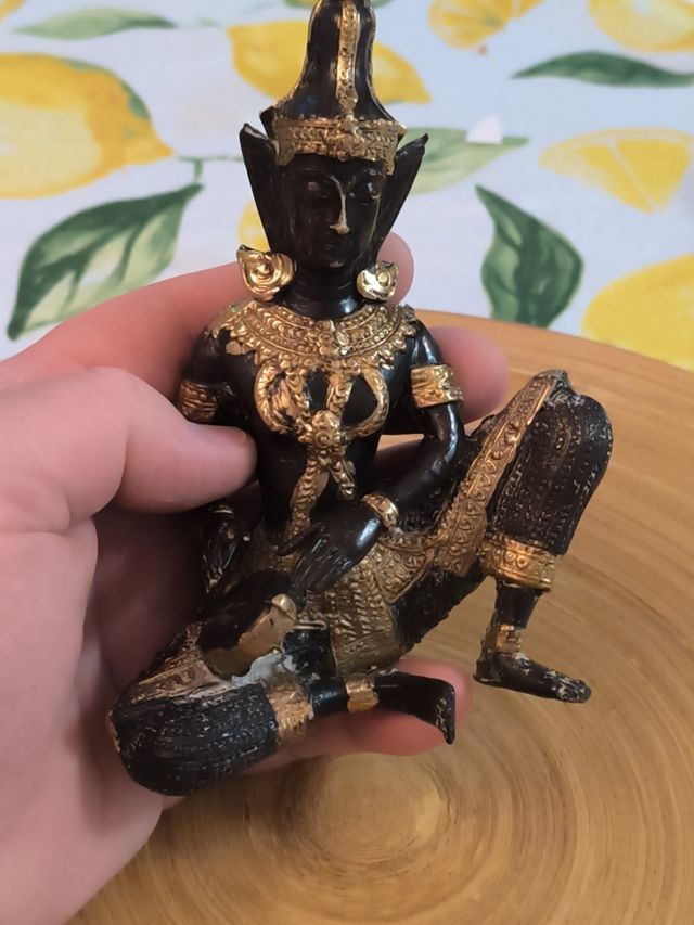 Antico Buddha tailandese in bronzo