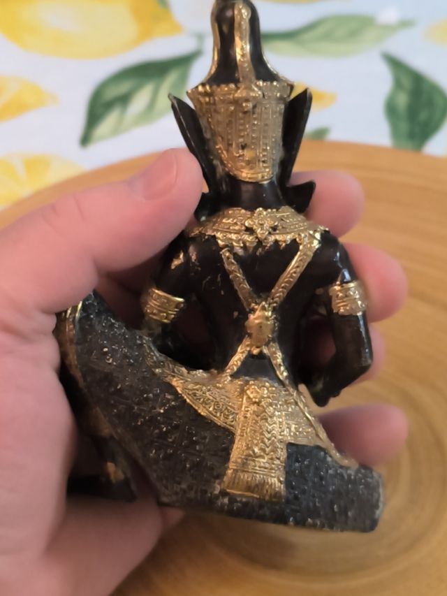 Antico Buddha tailandese in bronzo