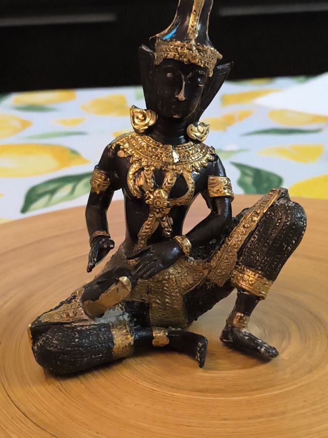 Antico Buddha tailandese in bronzo