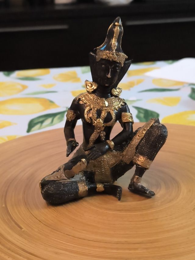 Antico Buddha tailandese in bronzo