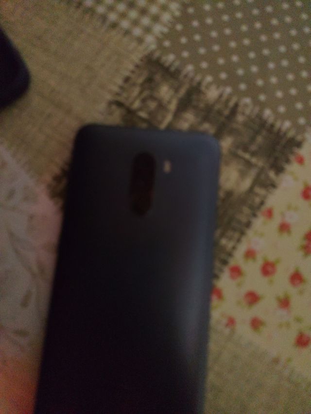 Pocophone f1 64 gb 6 GB ram