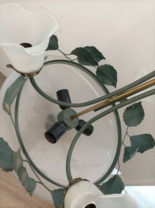 LÁMPARA CON MOTIVOS FLORALES