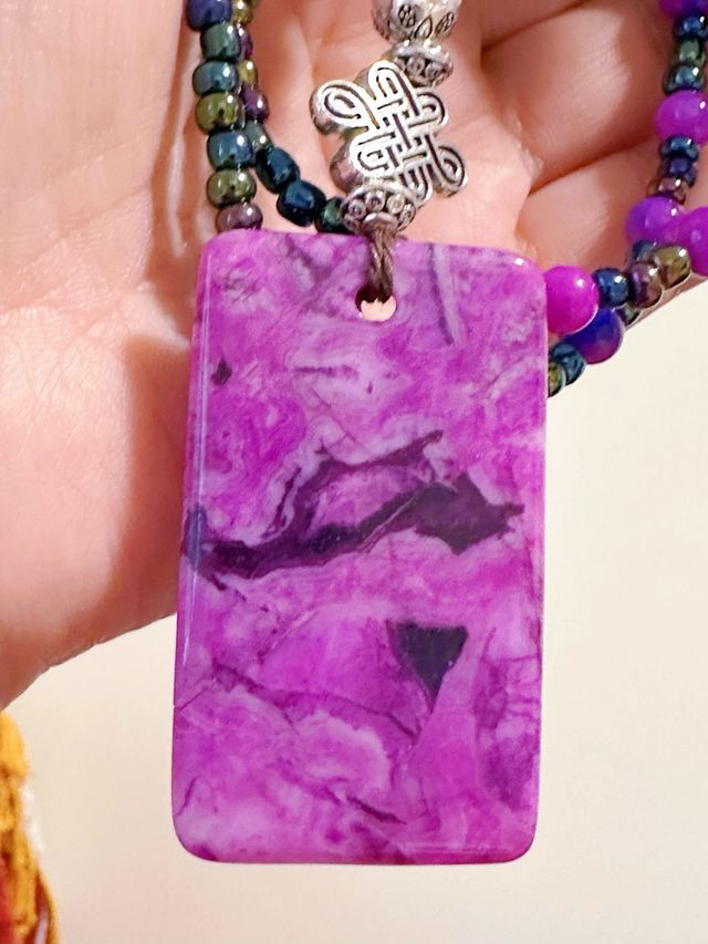 Collar de sugilita morada piedras semipreciosa