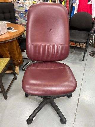 Sillón de oficina o estudio en piel granate