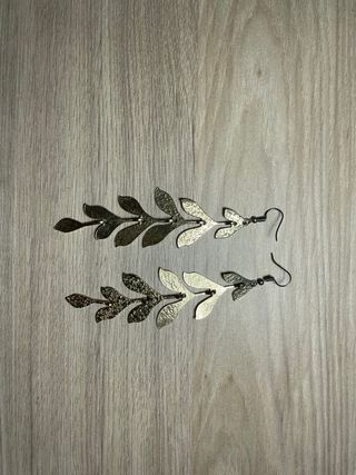Pendientes largos dorados diseño de hojas