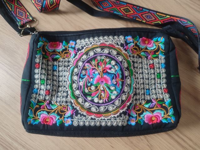 Bolso negro con estampado