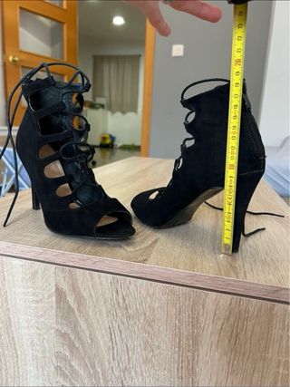 zapato negro de tacon con cuerdas
