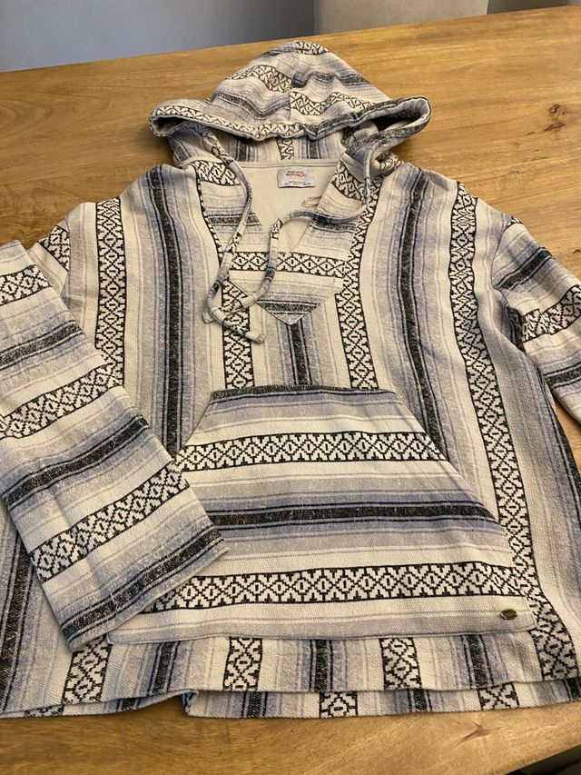 Chaqueta cerrada con capucha