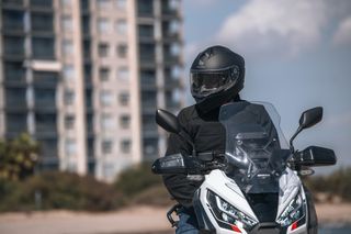 Casco Genesis Solid A1 Negro brillo modular.