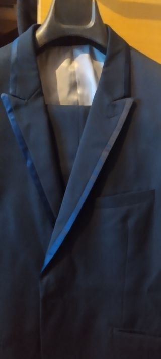 Vendo traje con muy poco uso 1 vez puesto