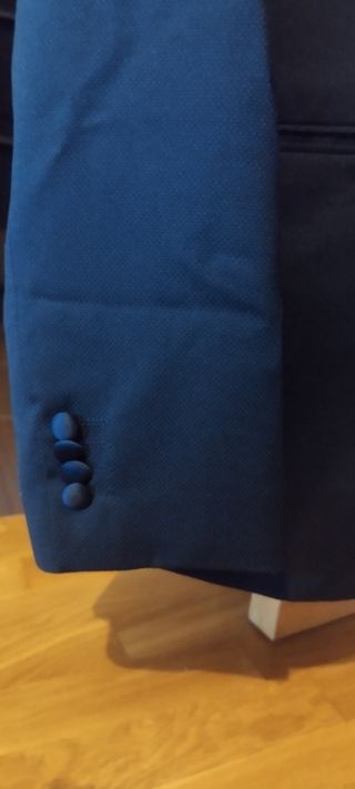 Vendo traje con muy poco uso 1 vez puesto