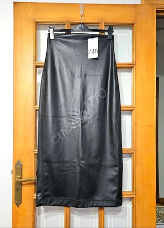 Falda midi efecto piel abertura zw collection zara
