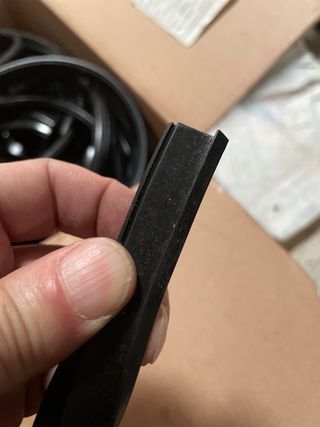 Goma ventana abatible