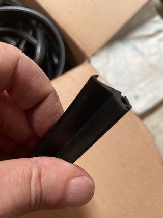 Goma ventana abatible