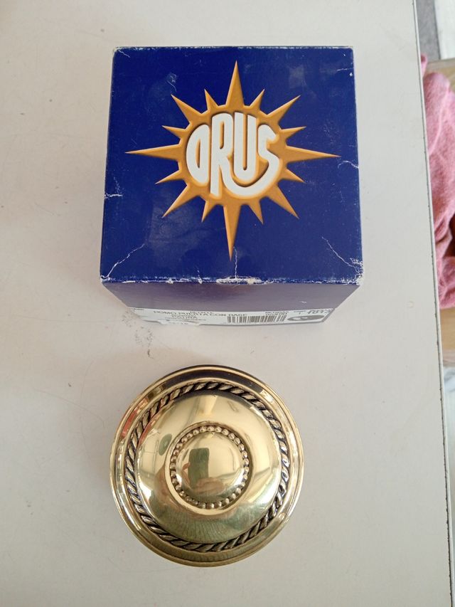 Pomo latón macizo.ORUS.