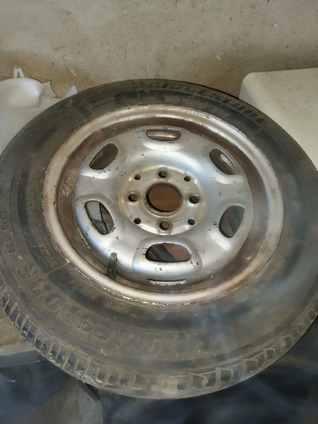 Ruedas y llantas 13 pulgadas.