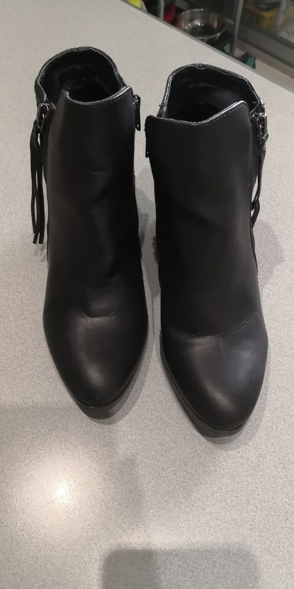 Botines negros . Amichi. Talla 38. Buen estado.